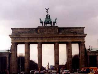 これもまたベルリンのシンボルたる”ブランデンブルグ門”