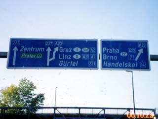 国際色豊かな高速の標識